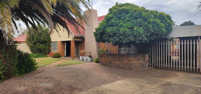 For Sale: House in Vanderbijlpark Central East 1 with 3 beds, garages, and solar system.