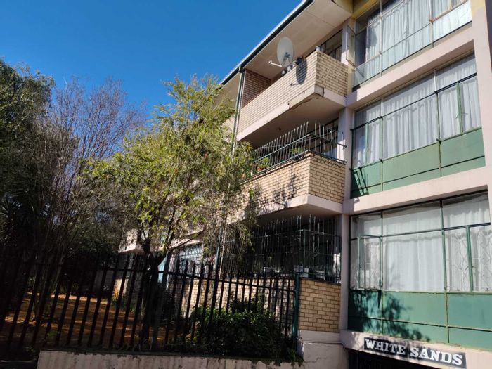 Windsor East Apartment For Sale: 2 beds, fireplace, secure parking, near Cresta.