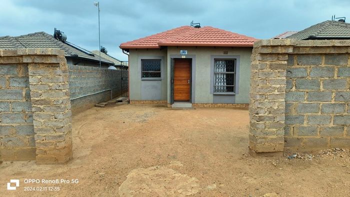 3-Bed House in Clayville: Tiled living, kitchen with stove, walled. Ideal family home.