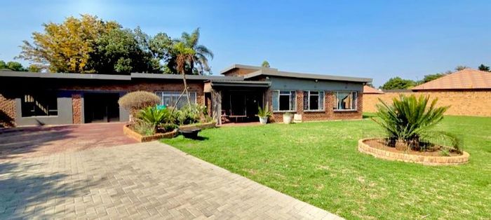 Brackenhurst House For Sale: 3 beds, pool, flatlet, study, and garden.