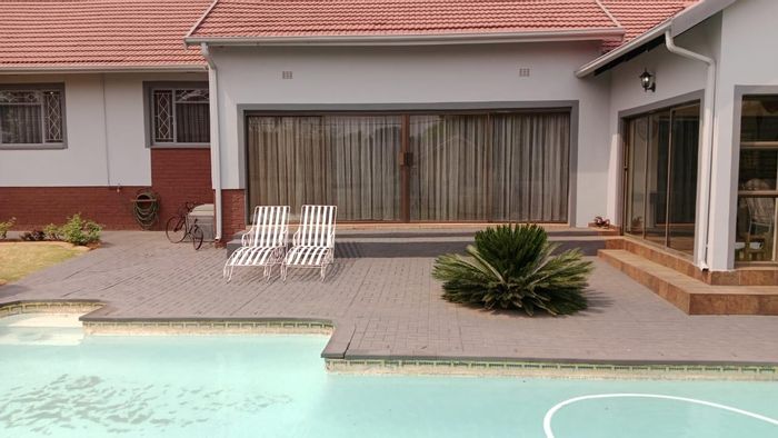 For Sale: House in Glen Marais with pool, bar, study, and security features.