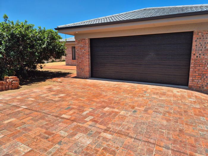 For Sale: House in Tergniet with 3 bedrooms, garage, and patio braai.