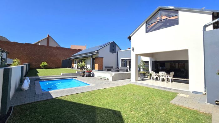 House for Sale in Meerhof: Equestrian estate, pool, spacious living, and outdoor entertaining.