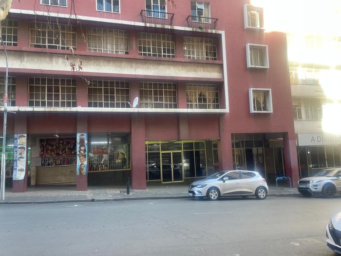 Braamfontein Apartment To Rent: Bachelor flat near Park Station, schools, and transport.