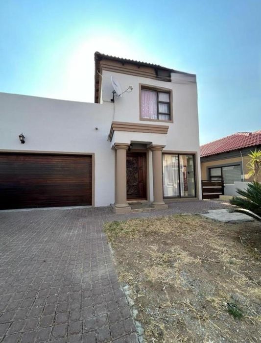 For Sale: 4 Bed House in Noordwyk with entertainment room, garage, and study.