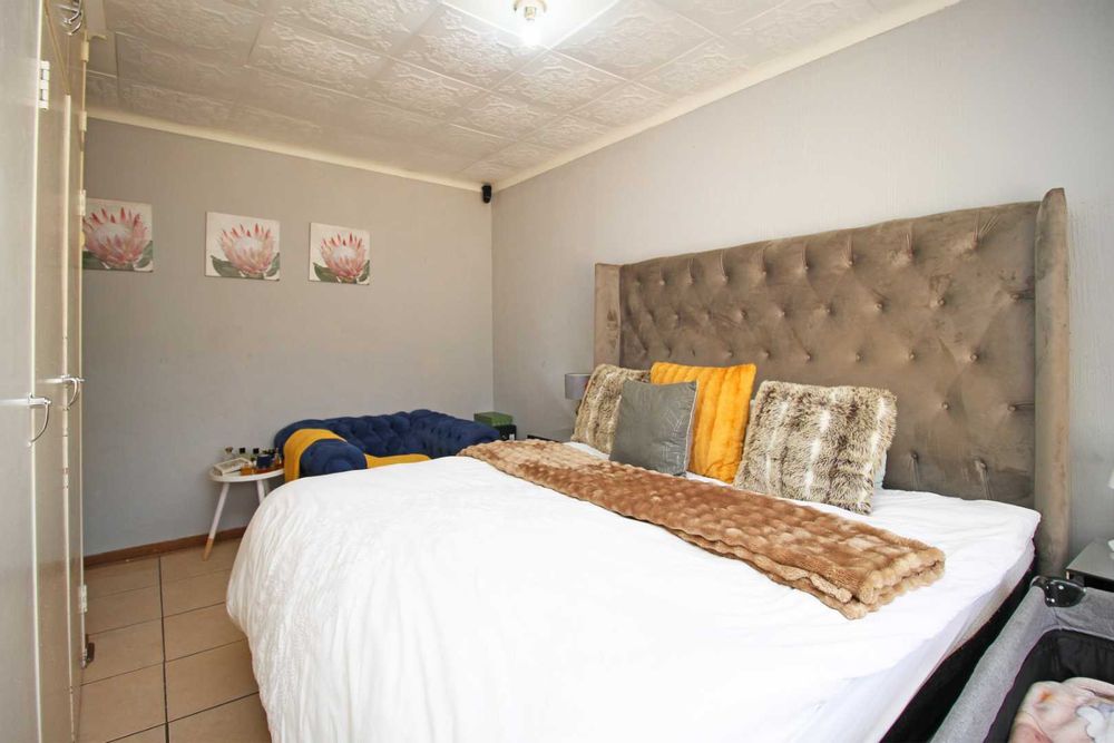 Bedroom 4 : King Size Guest Bedroom with Built-In Cupboards and Floor Tiles