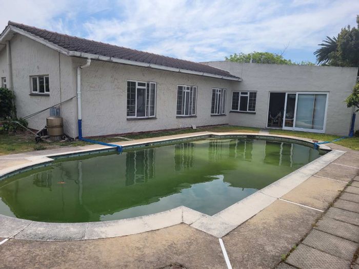 For Sale: Spacious Panorama House with 4 Bedrooms, Pool, and Double Garage.