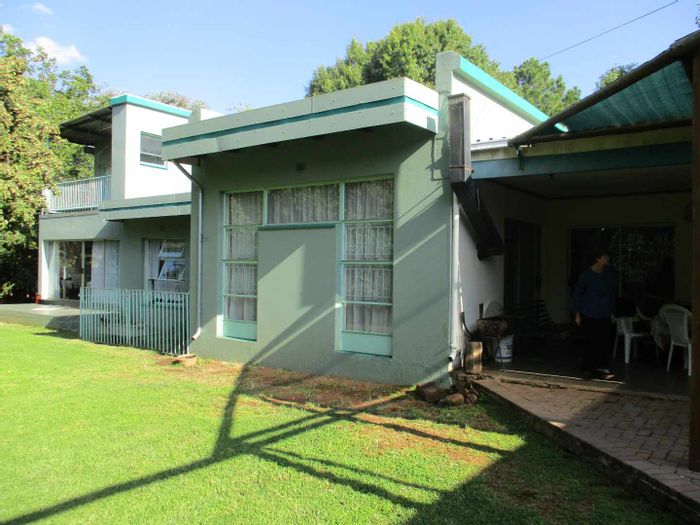 For Sale: Spacious Henley On Klip house with flatlet, large yard, and amenities.