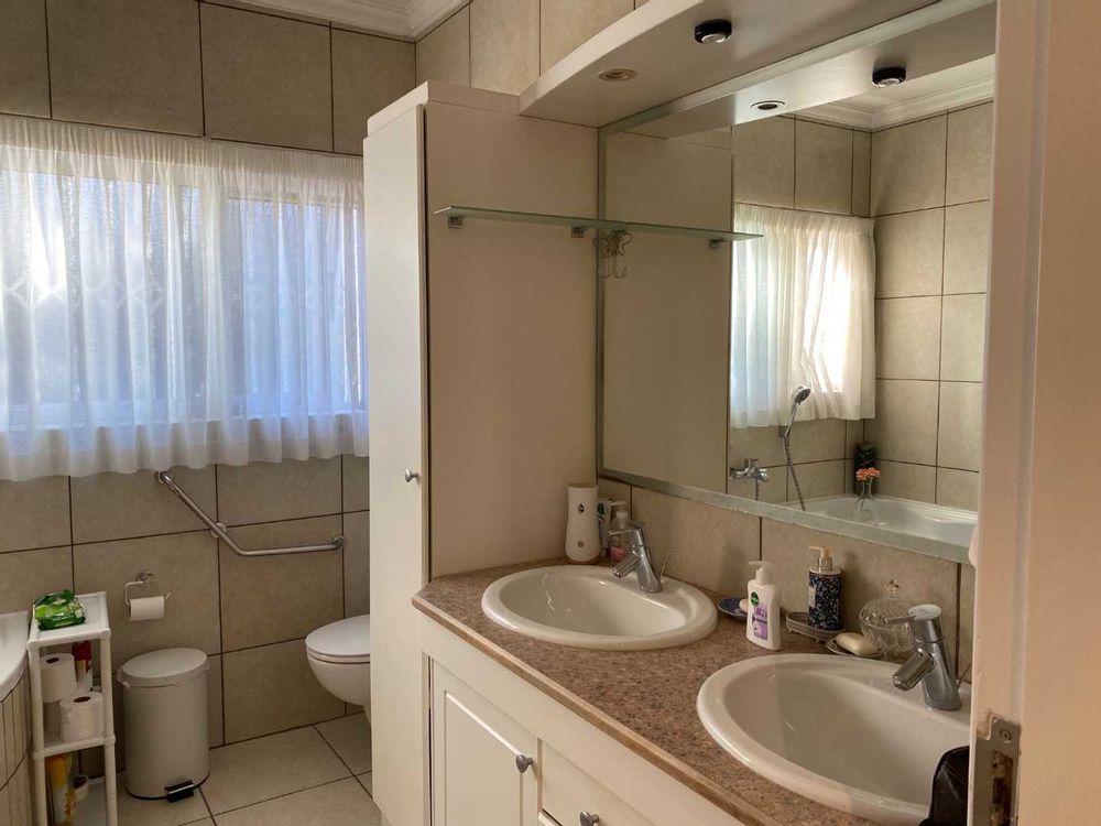 The mains have a full en-suite bathroom with he-and-she basins