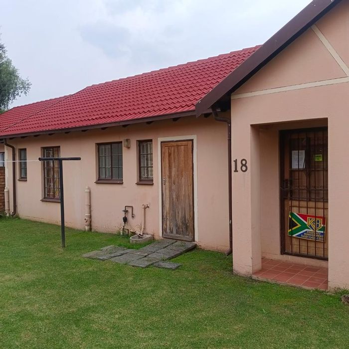 Meredale Townhouse For Sale: 3 Bedrooms, Garden, Lounge, Covered Parking.