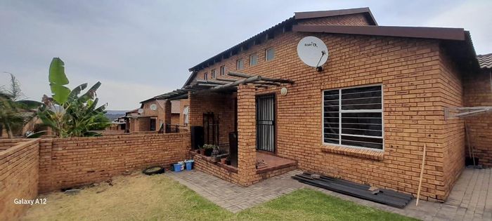 Honeydew Cluster For Sale: 2-bed loft, private garage, garden, near schools and shopping.