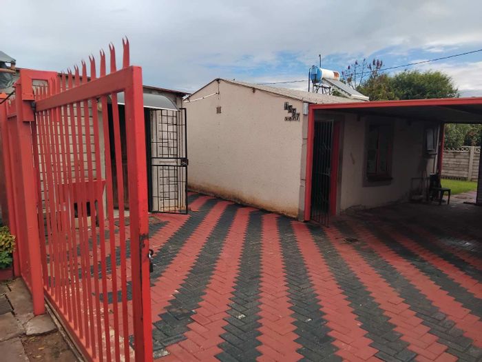 2 Bedroom house for sale in Ga-Rankuwa with garden, secure parking, and easy access.