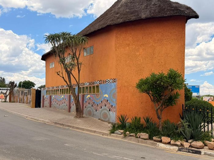 Wanaheda House For Sale: Versatile space with restaurant, conference center, and parking.