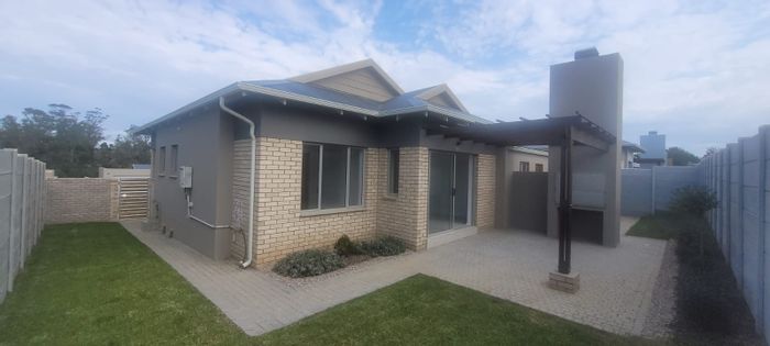Mooikloof Country Estate House For Sale: 3 beds, double garage, energy-efficient amenities.