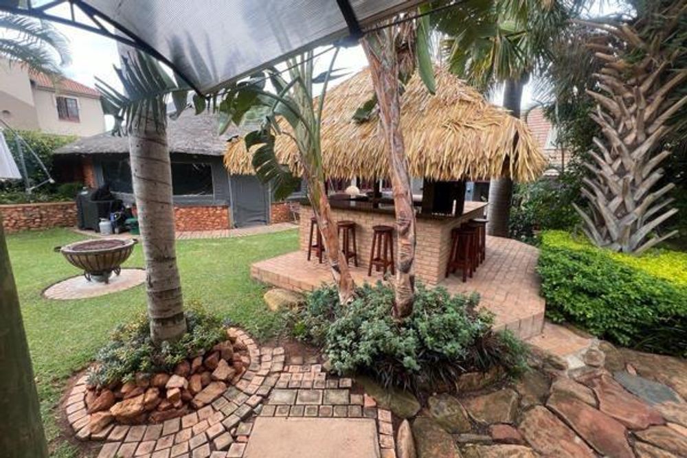 For Sale Rosslyn House with 6 bedrooms, 5 baths, pools, gym, and