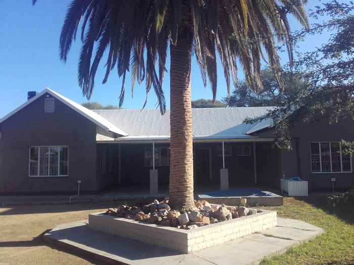 Okahandja Central House for Sale: Includes 3 rental flats, splash pool, spacious yard.