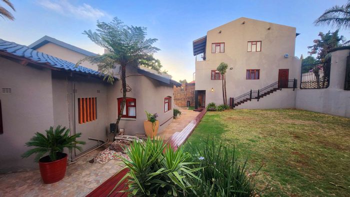 Glenvista House For Sale: 6 Bedrooms, 2 Flatlets, Pool, Solar Power System.