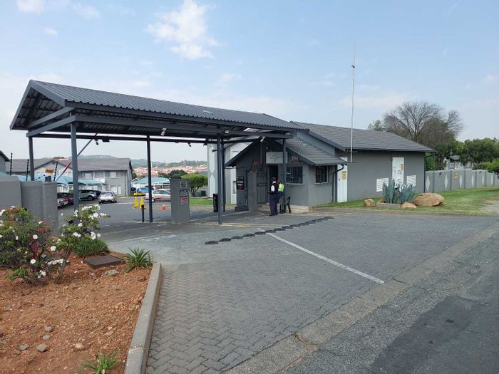 Ridgeway Townhouse For Sale: 2-bed, pool access, 24-hour security, covered parking.