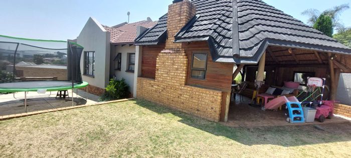 Elandshaven House For Sale: 3 bedrooms, splash pool, lapa, double garage.