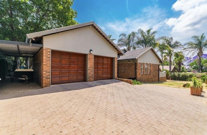 For Sale: Garsfontein House with 4 Bedrooms, Study, Pool, and Entertainment Area.