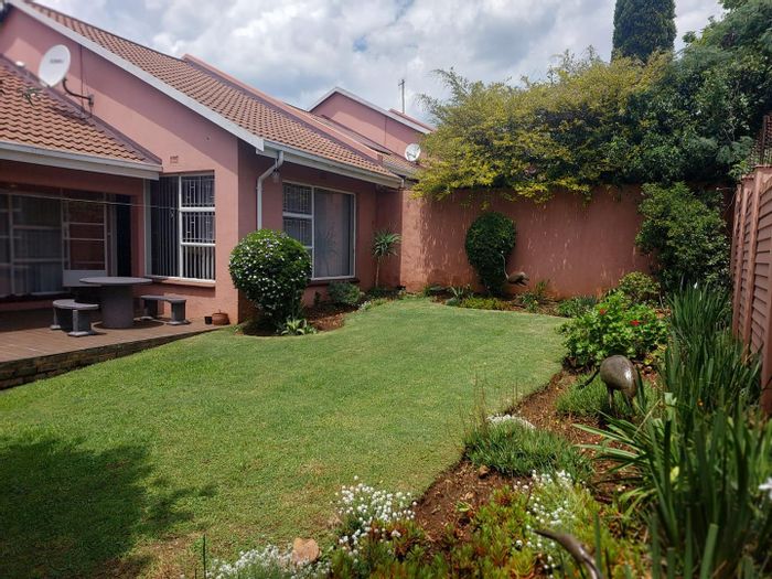 Mulbarton Townhouse For Sale: 3 beds, pool, secure complex, private garden.