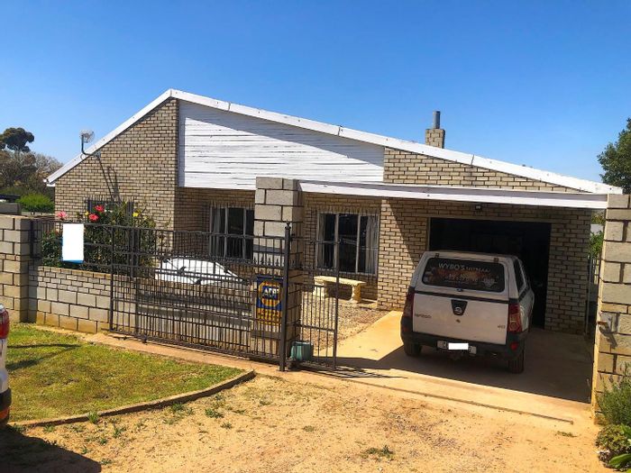 House for Sale in Bot River Central: Open-plan living, braai room, private garden.