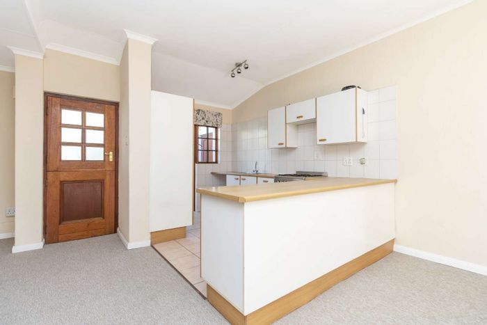 Bryanston Townhouse For Sale: 1-bed, communal pool, clubhouse, 24-hour security.