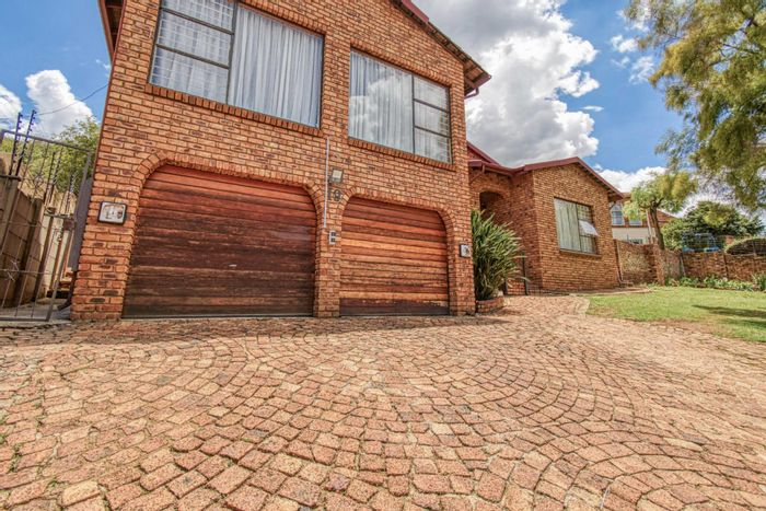 Bassonia House For Sale: 4 beds, pool, lapa, elevated cabin, and garden.