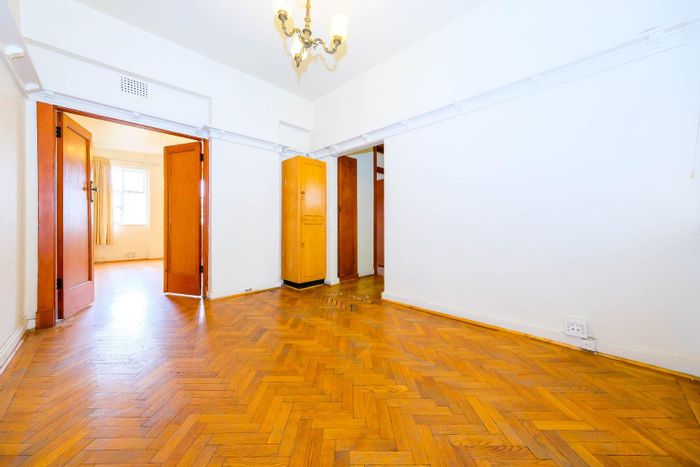 Killarney Apartment For Sale: 1 Bedroom, Secure Complex, Enclosed Balcony, Communal Garden.