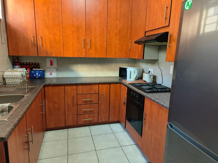 Humewood Apartment To Rent: Beachfront, accommodates five students, enclosed balcony, fully equipped.