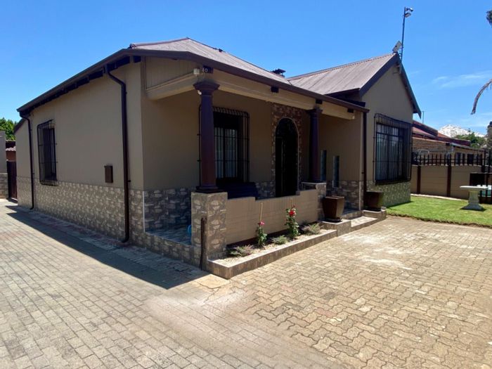 Benoni Central House For Sale: 3 beds, 2 baths, flatlets, carports, patio.