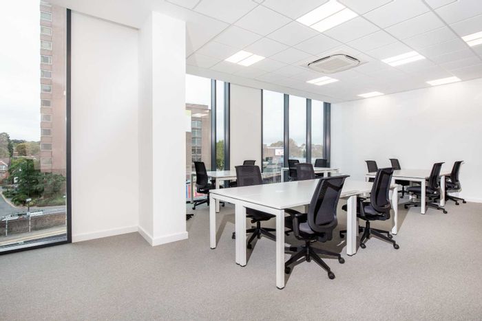 To Rent: Office in Umhlanga Ridge with 100 sqm, 24/7 access, flexible contracts.