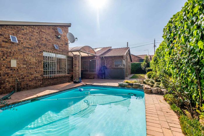 Farrarmere House For Sale: 3 beds, splash pool, secure complex, low levy.