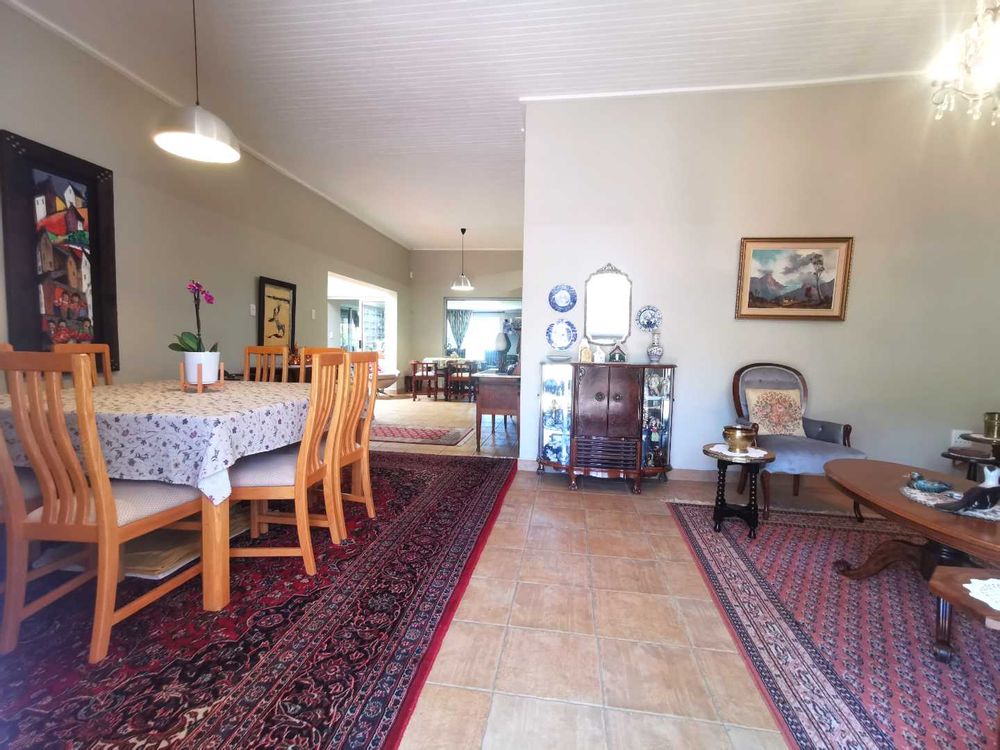 MAIN DWELLING OPEN-PLAN DINING WITH LOUNGE AREA 