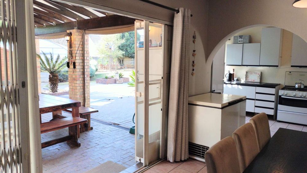 Open plan kitchen and dining area