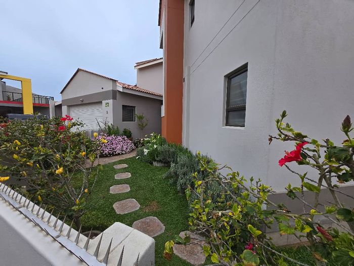 Spacious Long Beach house for sale: 4 bedrooms, balcony, BBQ, garden.