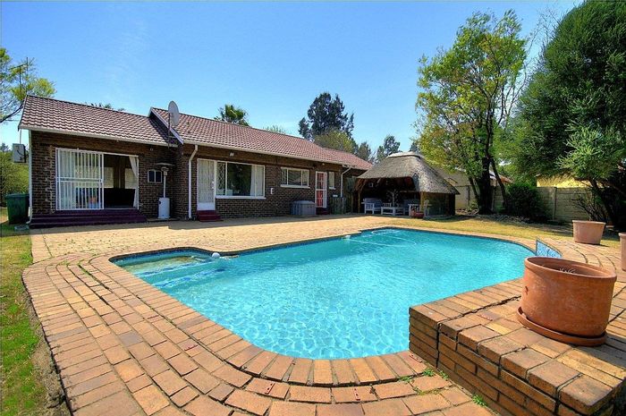 Brackendowns House For Sale: Spacious living, pool, lapa, and large grounds.