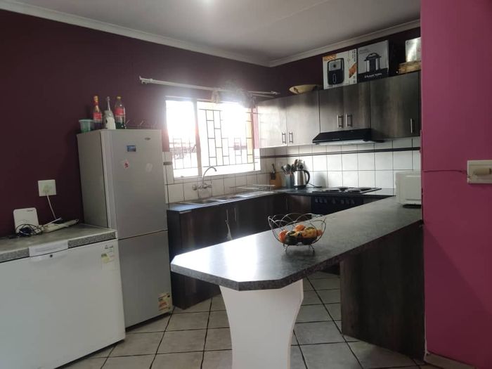 Dorado Park House For Sale: 3 Bedrooms, Open Kitchen, Large Lounge, Shaded Parking.