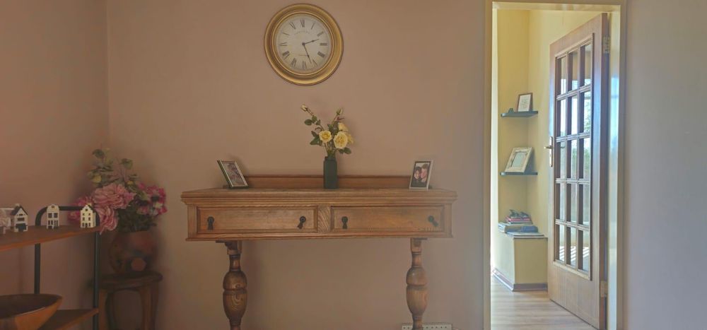 Entrance door via Dining Room to Study