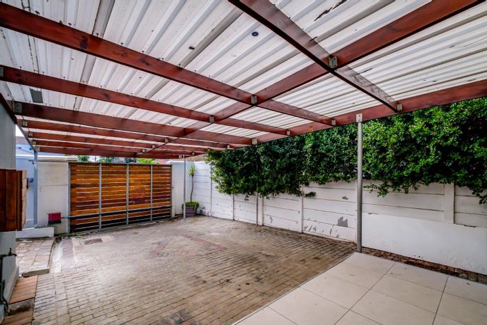 Claremont House For Sale: 3 Bedrooms, Open-Plan Living, Secure Parking, Fiber-Ready.
