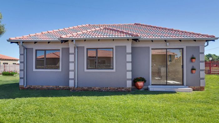 Selcourt House For Sale: 3 Bedrooms, customizable finishes, near schools and shopping.