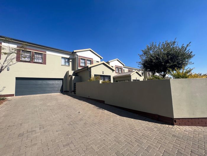 To Rent: Spacious Equestria Townhouse with 4 Bedrooms, Double Garage, Pool Access.