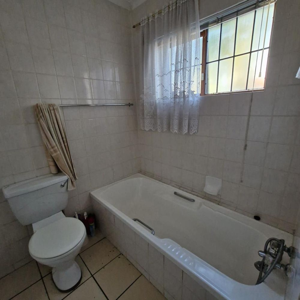 BATHROOM - EN SUITE
