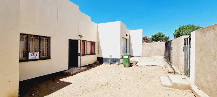 Wanaheda House For Sale: 4 bedrooms, 2 bathrooms, garage, needs attention. N$ 950,000.