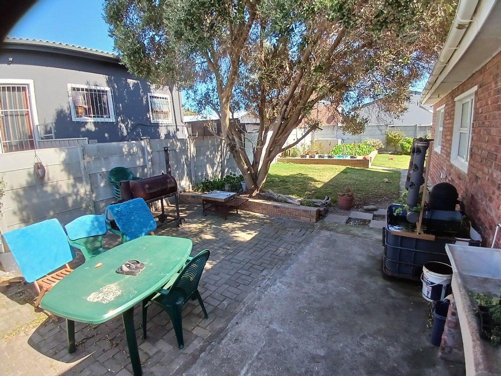 Entertaining Backyard - with Splash Pool at the back.