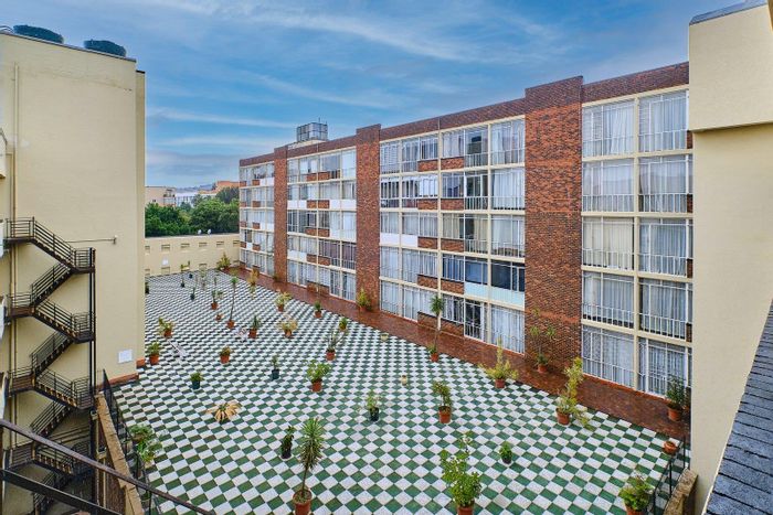 Killarney Apartment To Rent: 1 bed, balcony, parking, 24-hour security, communal gardens.