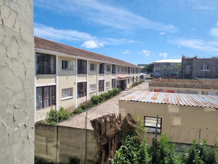 Southernwood Apartment For Sale: 3 bedrooms, balcony, ideal for students, convenient location.