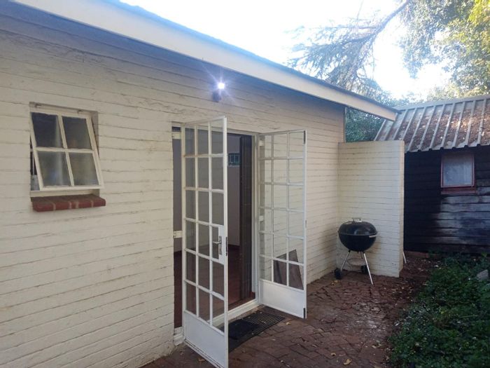 Cottage To Rent in Bryanston: 1 Bed, Garden, Secure Area, Braai Included.