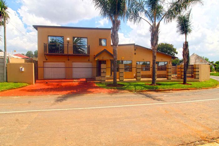 Property #2093439, House pending sale in Roodepoort West