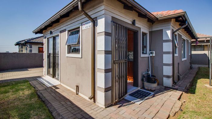 For Sale: 3-Bedroom House in Vanderbijlpark Central with secure parking and modern kitchen.